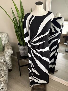 ✨ Chico’s Black Label Zebra Print Dress ✨
🖤🤍 Bold + flattering + statement